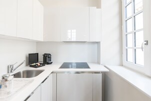 Refrigerador con freezer, horno, cafetera/tetera, tetera/pava eléctrica