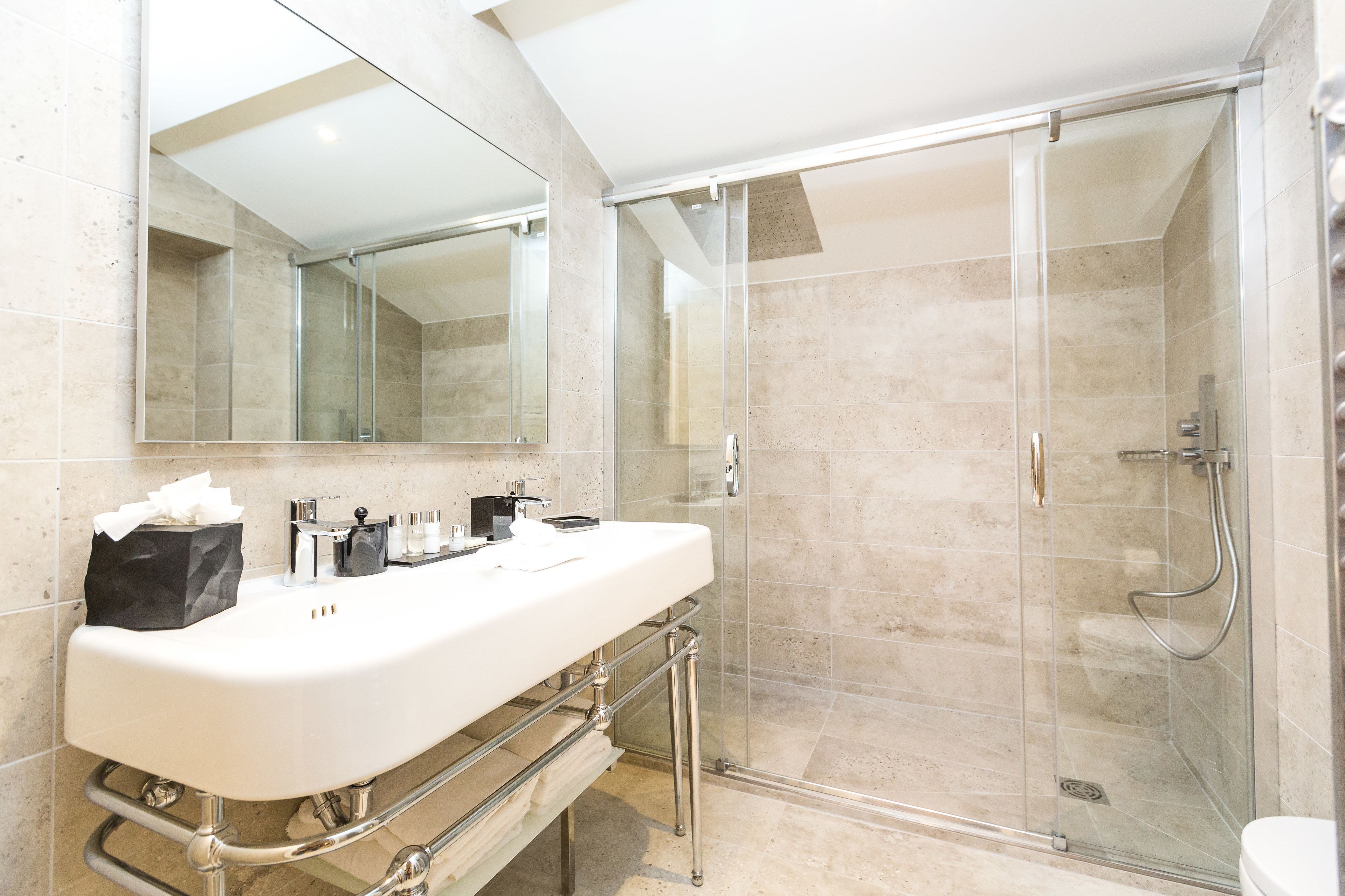 apartment, 3 bedrooms | bathroom | free toiletries, hair dryer, slippers, towels