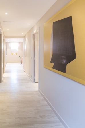Apartamento, 3 quartos | Roupas de cama premium, frigobar, cofres nos quartos