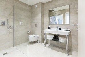 Junior-Suite | Badezimmer | Kostenlose Toilettenartikel, Haartrockner, Hausschuhe, Handtücher