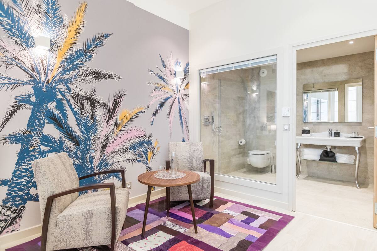 junior suite | living area | flat-screen tv