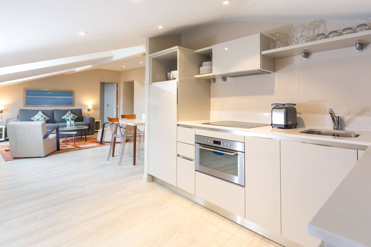 full-sized fridge, oven, coffee/tea maker, electric kettle