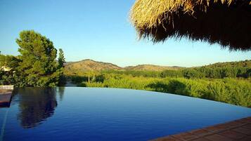 Utendørsbasseng,et evighetsbasseng, bassengparasoller og solsenger