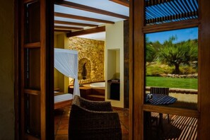 高级开间套房, 1 张特大床, 按摩浴缸, 花园 (Superior Junior Suite) | 高档床上用品、羽绒被、迷你吧、客房内保险箱