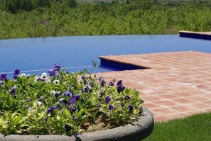 Piscine extérieure, piscine à débordement, parasols de plage