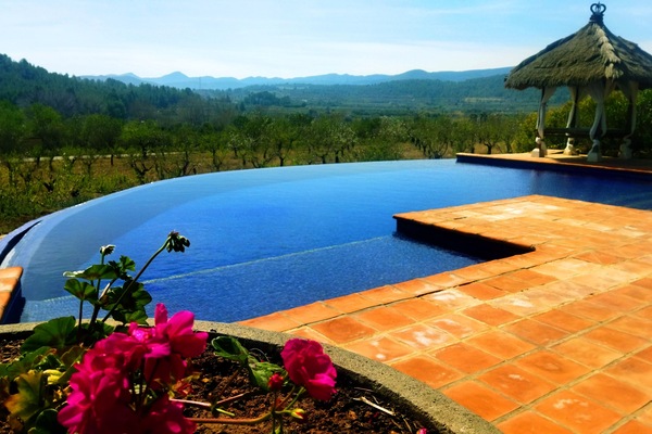 Utendørsbasseng,et evighetsbasseng, bassengparasoller og solsenger