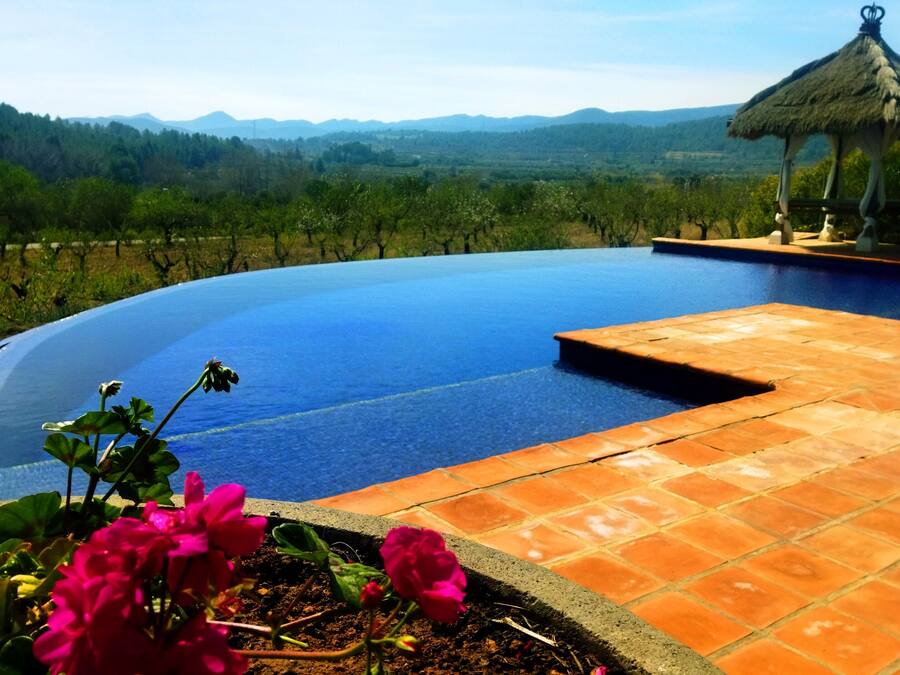 Outdoor pool, an infinity pool, pool umbrellas, sun loungers