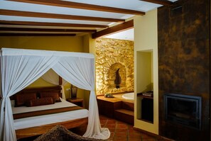 Suite estudio superior, 1 cama de matrimonio grande, bañera de hidromasaje (Superior Junior Suite) | Ropa de cama de alta calidad, edredones de plumas, minibar y caja fuerte