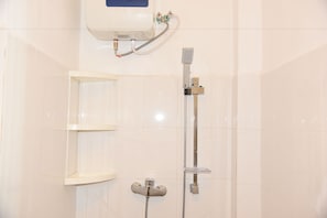 Luxury House, 1 Queen Bed, Valley View, Garden Area | Bathroom | Shower, free toiletries, towels