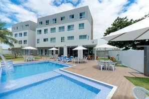 2 室外游泳池，09:00 至 21:00 开放，池畔遮阳伞，日光浴躺椅