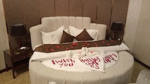 Royal Suite | Minibar, in-room safe, desk, soundproofing - Seven Garden AL wadi (Riyadh)