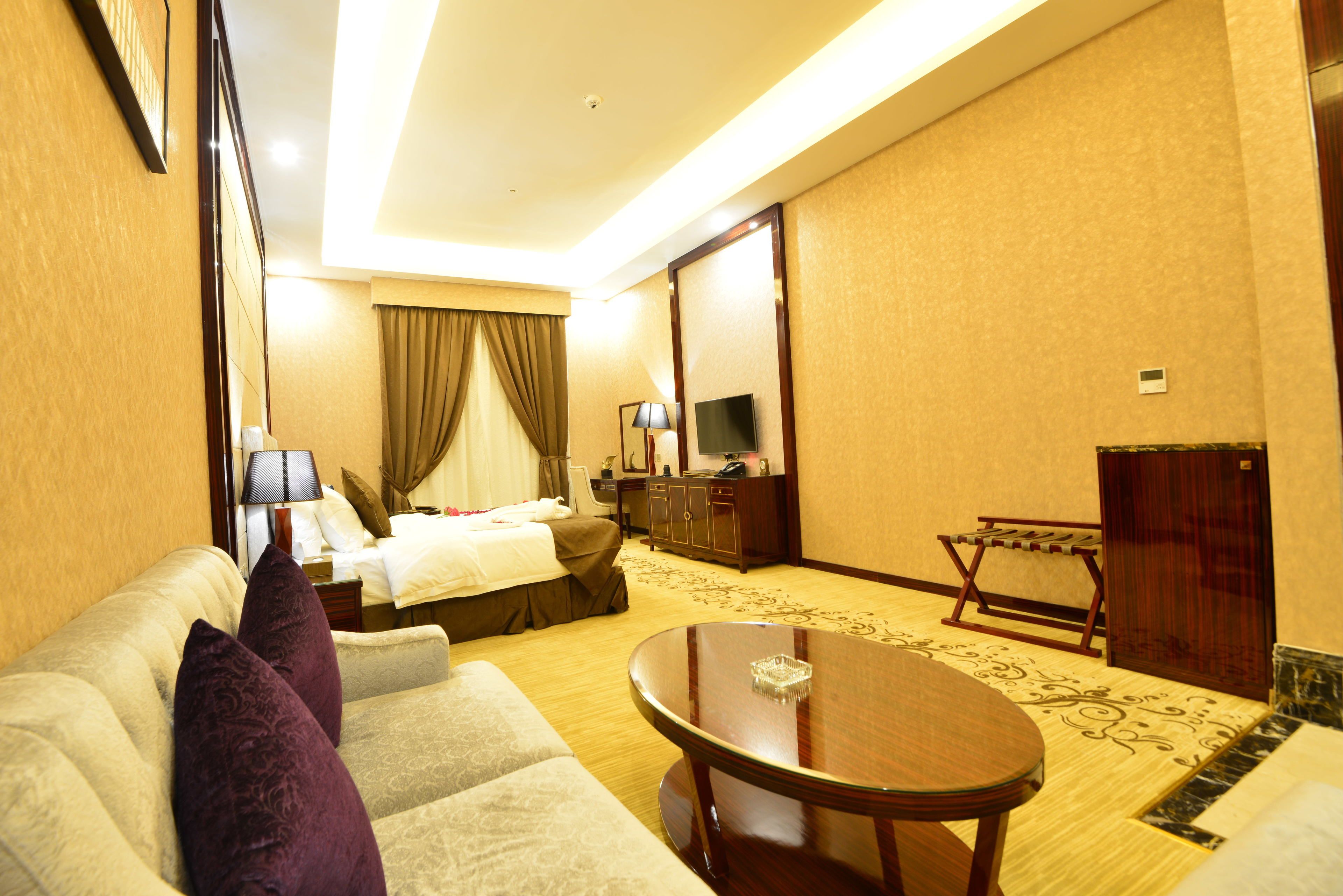 executive suite | minibar, in-room safe, desk, soundproofing
