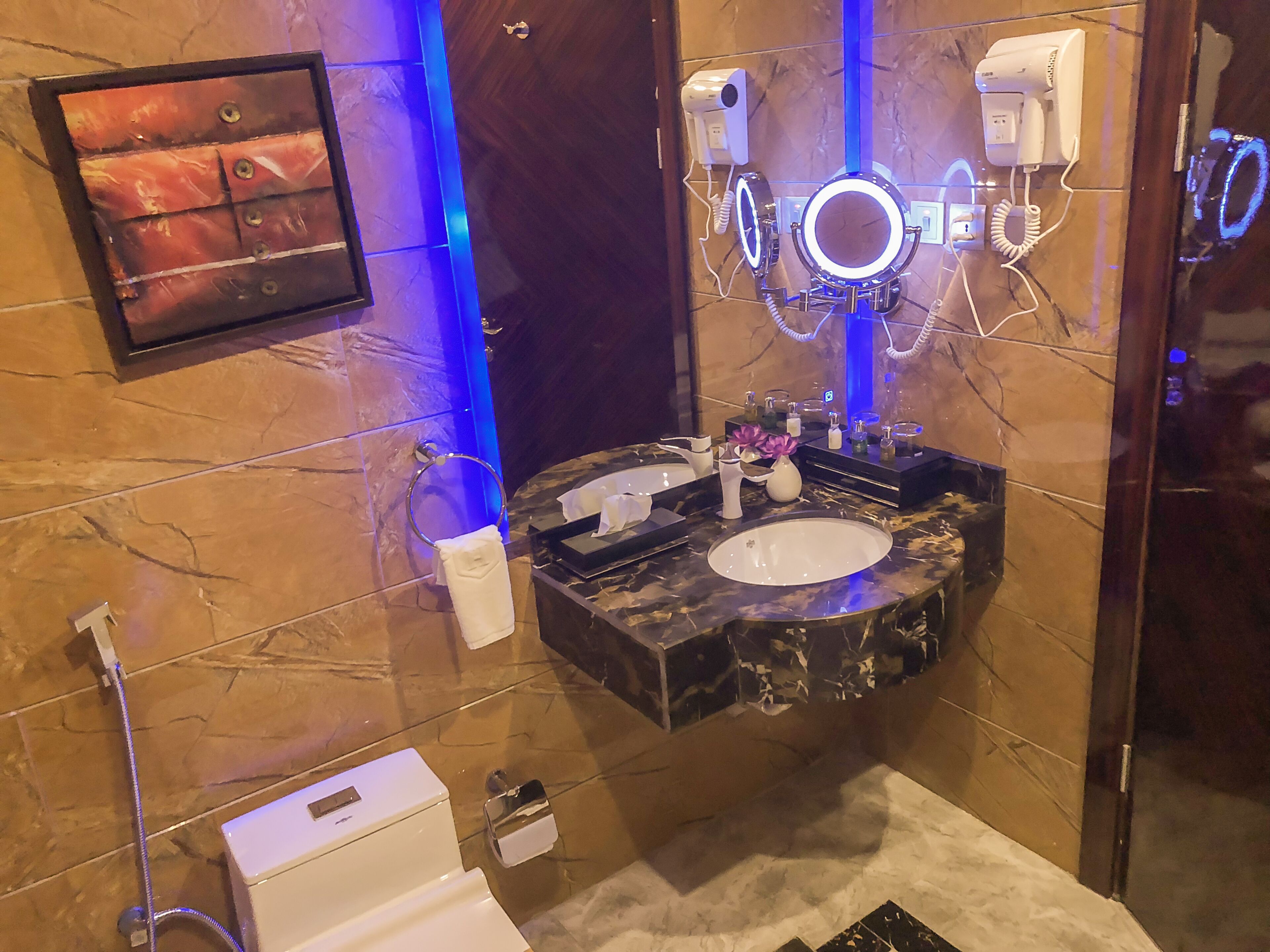 executive suite | bathroom | free toiletries, hair dryer, bathrobes, slippers