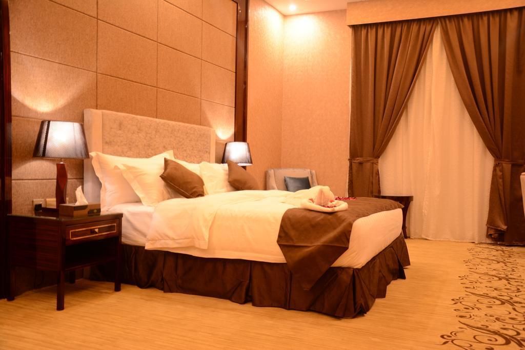 deluxe room (super) | minibar, in-room safe, desk, soundproofing