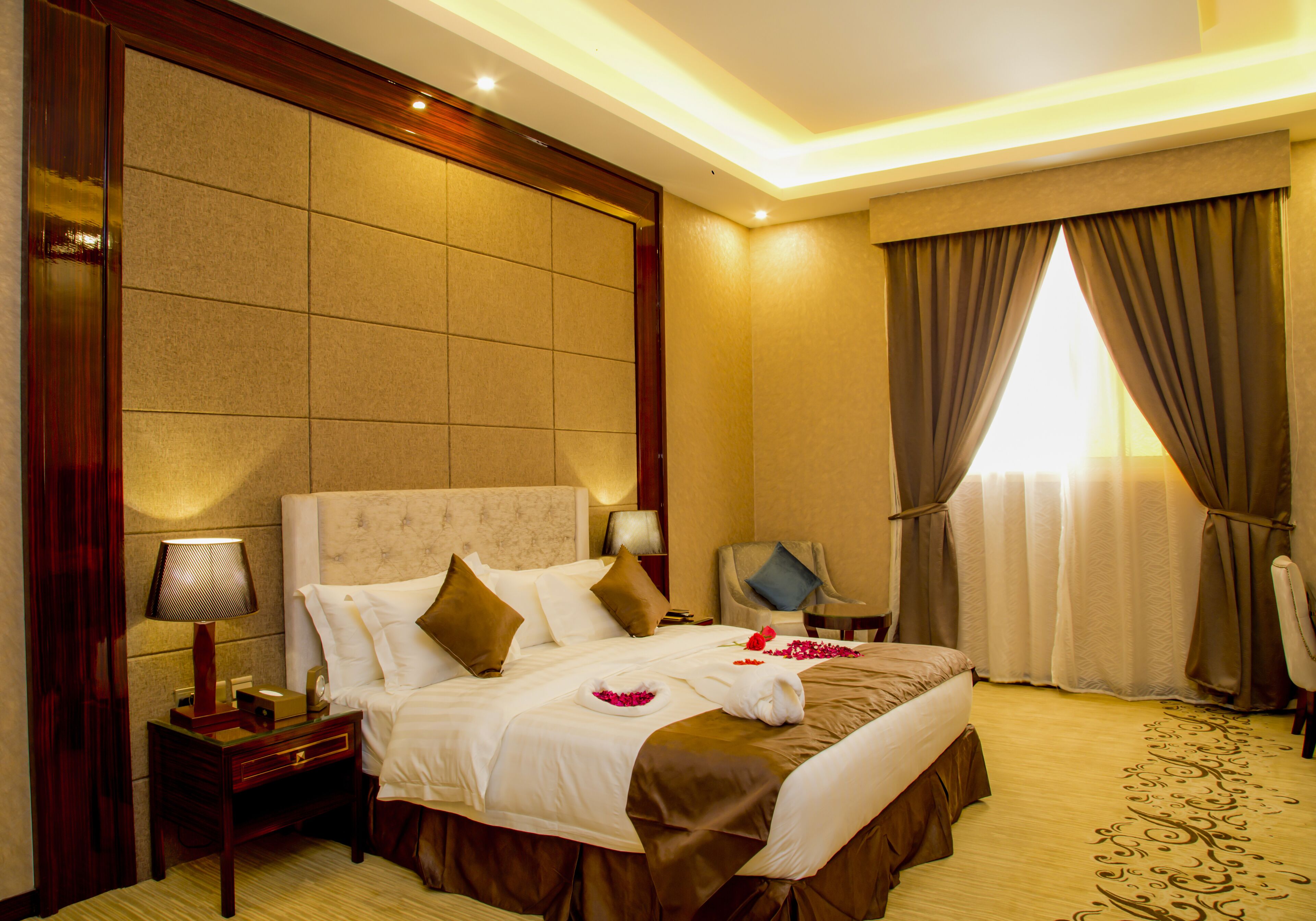 Honeymoon Suite | Minibar, in-room safe, desk, soundproofing