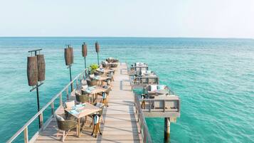 6 restaurants; breakfast, lunch and dinner served