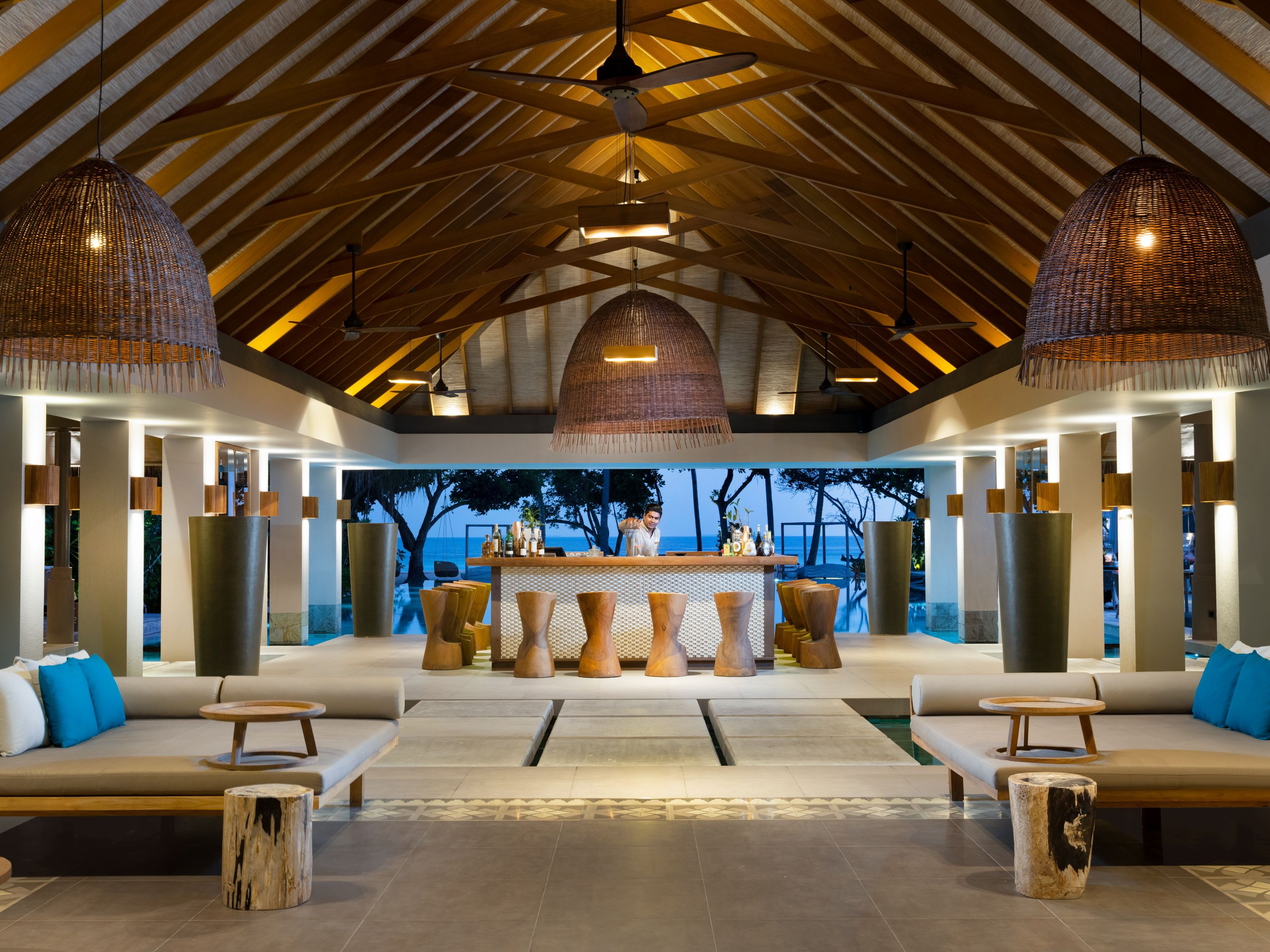 6 restaurants, breakfast, lunch, dinner served; international cuisine