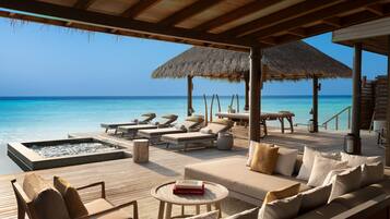 The Vakkaru Over Water Residence | Bain à remous privé