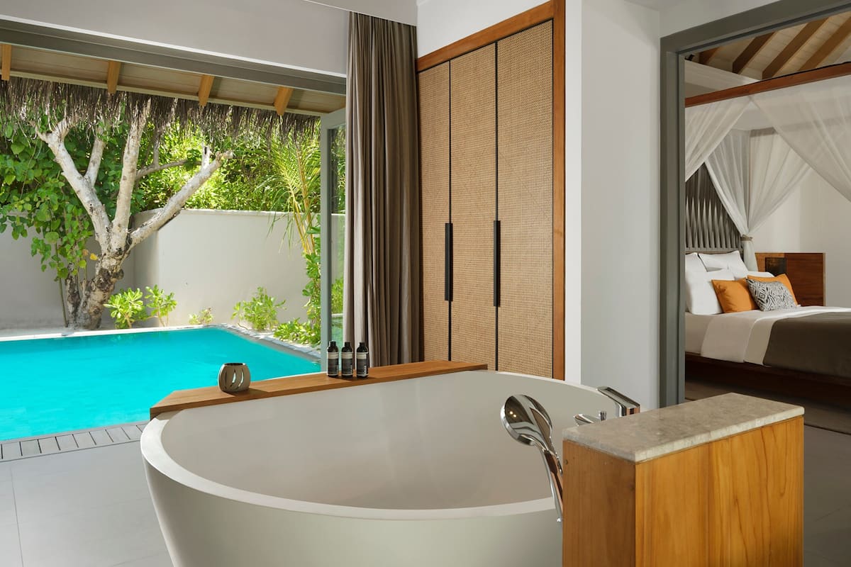 One Bedroom Beach Pool Residence -45% off on Seaplane Transfers till 22nd Dec'24 | Badezimmer | Badewanne und Dusche (separat), Regendusche, kostenlose Toilettenartikel