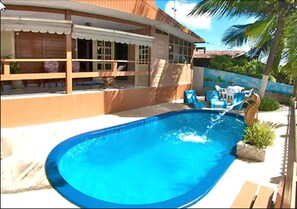 Piscina externa, guarda-sóis, espreguiçadeiras