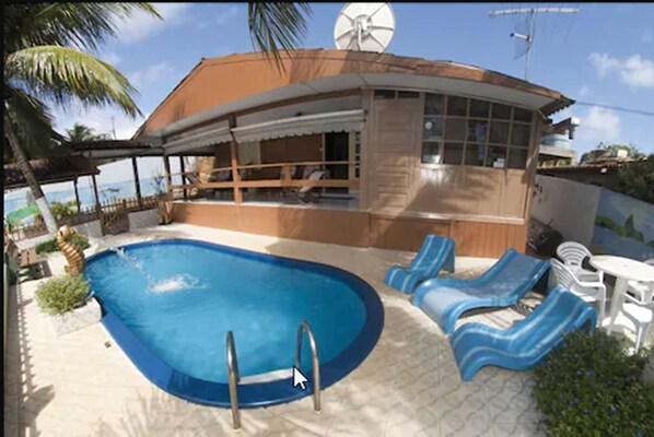 Piscina externa, guarda-sóis, espreguiçadeiras