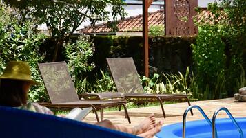 Piscina externa, guarda-sóis, espreguiçadeiras