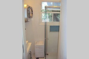 Apartment (202B) | Bathroom | Shower, free toiletries, towels