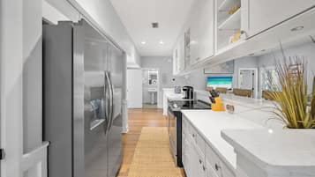Frigorífico, microondas, horno y placa de cocina