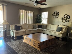 Fernseher, Kamin, Bücher