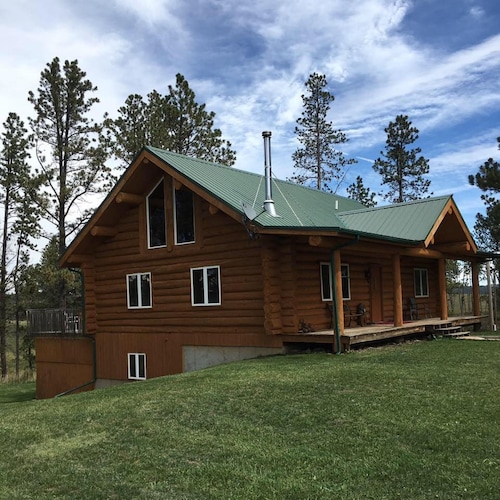 Family Friendly 4BR, 3 Bath Cabin w/Hot Tub in the heart of the Black Hills