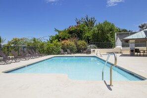 Una piscina al aire libre, una piscina climatizada