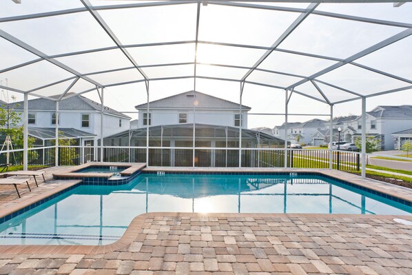 Una piscina climatizada, sillones reclinables de piscina