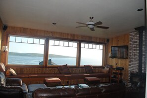 Flat-screen TV, fireplace, video games, Netflix