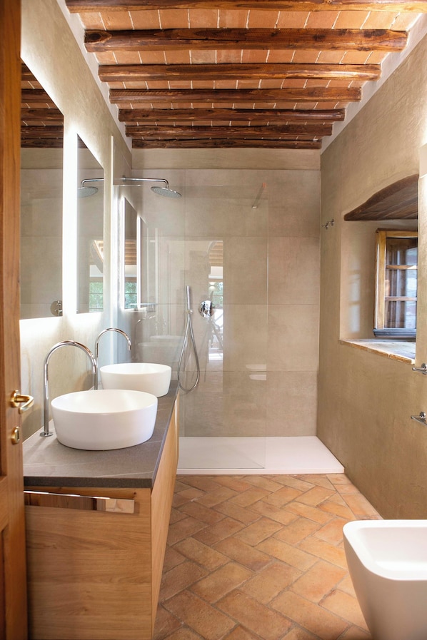 Combined shower/bathtub, hair dryer, towels, soap