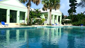 Piscine à débordement