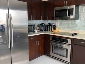Frigorífico, microondas, horno y placa de cocina