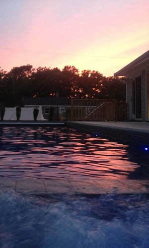 Modern home, great quiet location w/saltwater pool & hot tub!