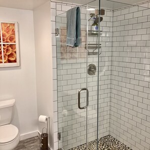 Douche, sèche-cheveux, serviettes fournies, savon