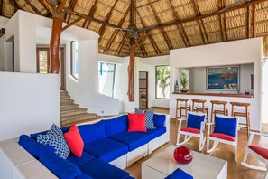 TV connectée, lecteur de DVD, livres, chaîne hi-fi