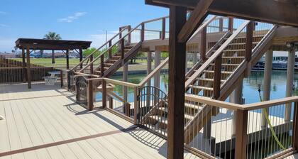 Pohjakerroksen kanavaveden etusivu venelaiturilla ja ylimääräinen pysäköinti!