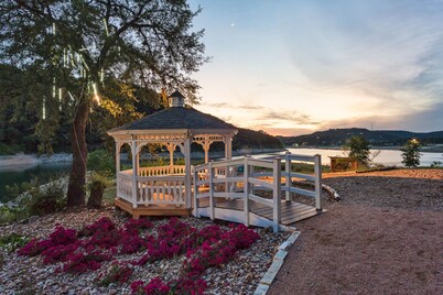Lakefront/Pool & Hot Tub/NEW PICKLEBALL/Sand Volley Ball/4 acres/Sleeps 28