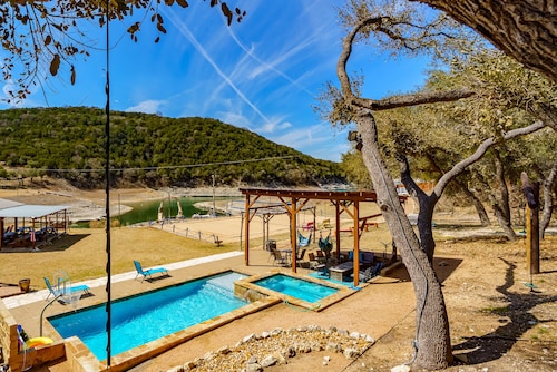 Lakefront/Pool & Hot Tub/NEW PICKLEBALL/Sand Volley Ball/4 acres/Sleeps 28