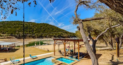 LAKEFRONT * LAKE TRAVIS + Piscine / HotTub + Sand Vball + Kayaks + Dock + Cuisine extérieure + 4 acres