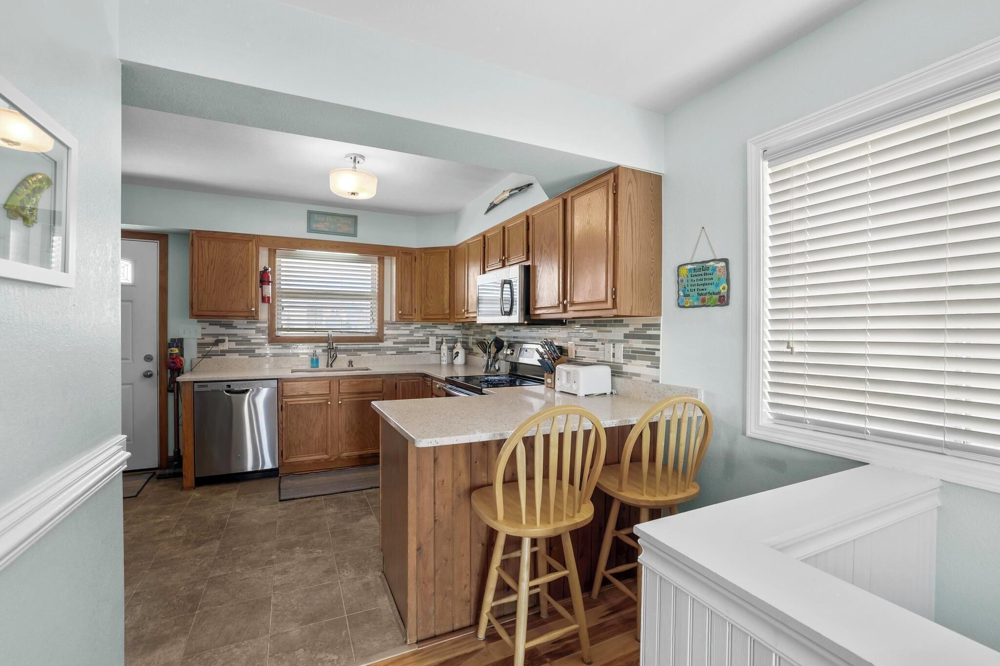 Full-sized fridge, microwave, oven, stovetop