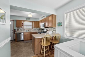 Refrigerador con congelador, microondas, horno y parrilla de estufa