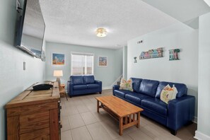 Smart-tv, eldstad, en tv-spelskonsol och bordsfotboll