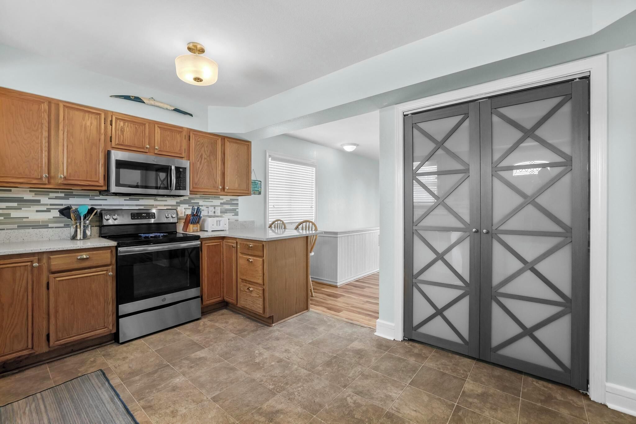 Täysikokoinen jääkaappi, mikroaaltouuni, uuni, liesi