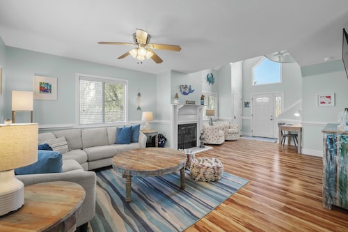 Spacious (multi) Family Home - Walk to Beach and Restaurants - "Cerulean C"