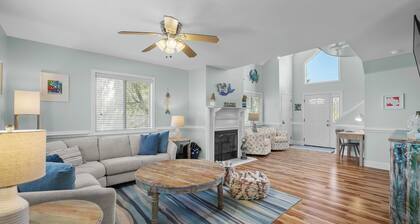 Spacious (multi) Family Home - Walk to Beach and Restaurants - "Cerulean C"