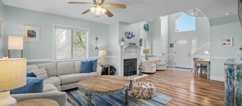 Spacious (multi) Family Home - Walk to Beach and Restaurants - "Cerulean C"